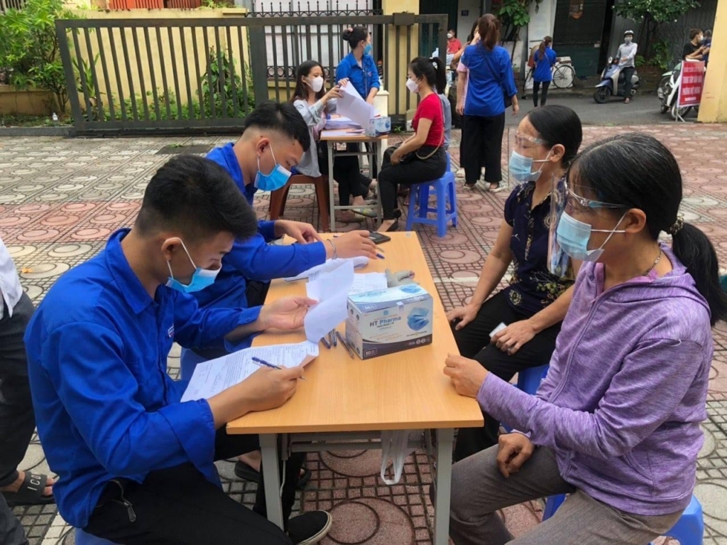 Đoàn thanh niên tình nguyện quận Long Biên hỗ trợ đoàn y tế Bắc Giang và lực lượng chức năng các phường