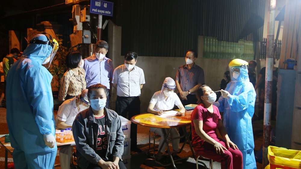 Nhân viên y tế Bắc Giang lấy mẫu xét nghiệm tại phường Đức Giang, quận Long Biên. 