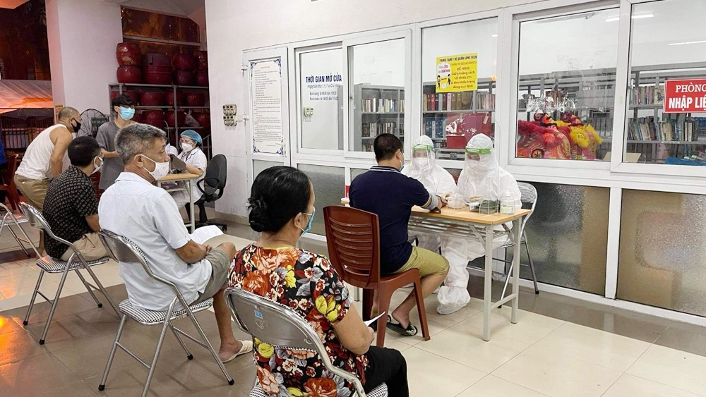 Nhân viên y tế Bắc Giang làm việc xuyên đêm 
