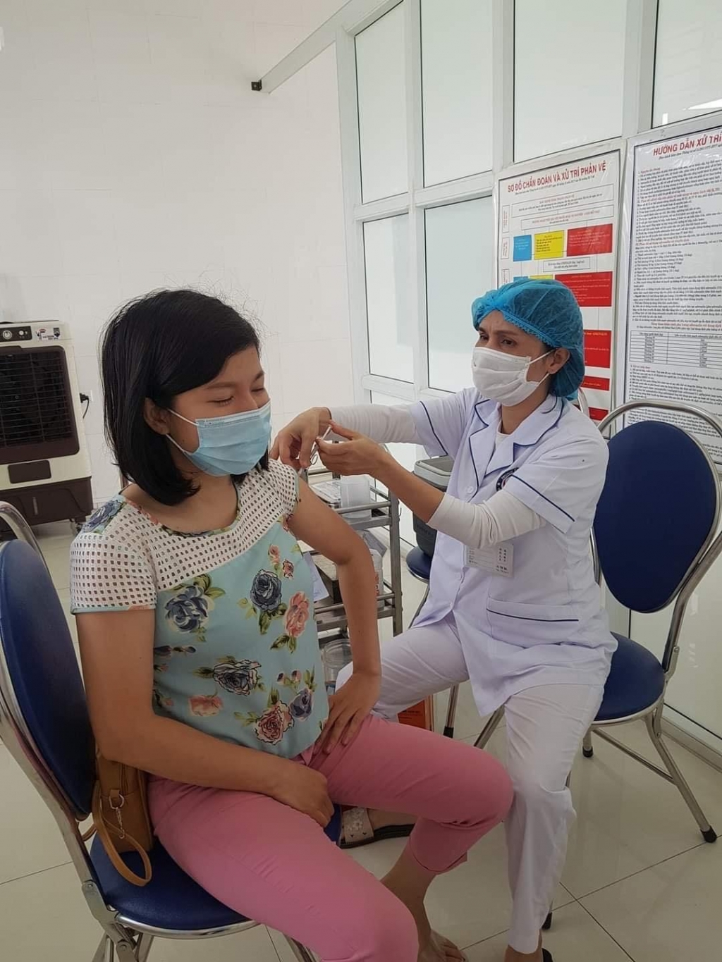 Tiêm vắc xin cho người dân 