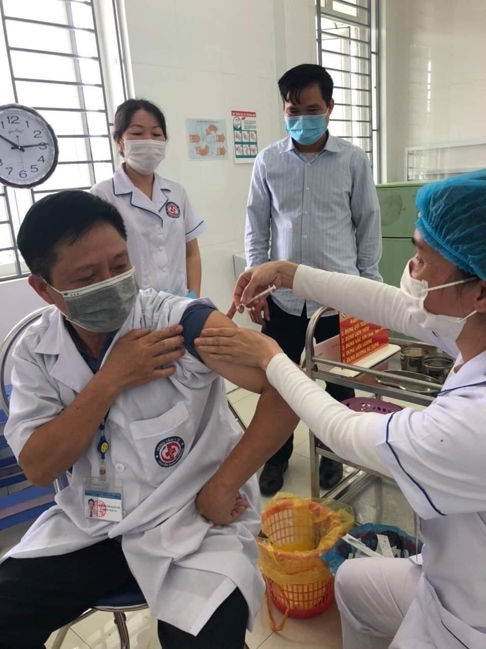 Huyện Đan Phượng triển khai tiêm vắc xin do Sở Y tế Hà Nội phân bổ