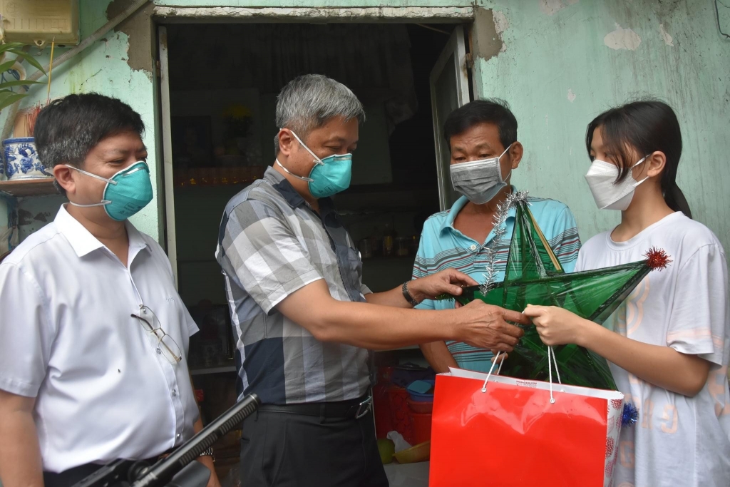 Thứ trưởng Bộ Y tế Nguyễn Trường Sơn thăm, động viên và tặng quà các em nhỏ có hoàn cảnh khó khăn, có người thân mất do Covid-19