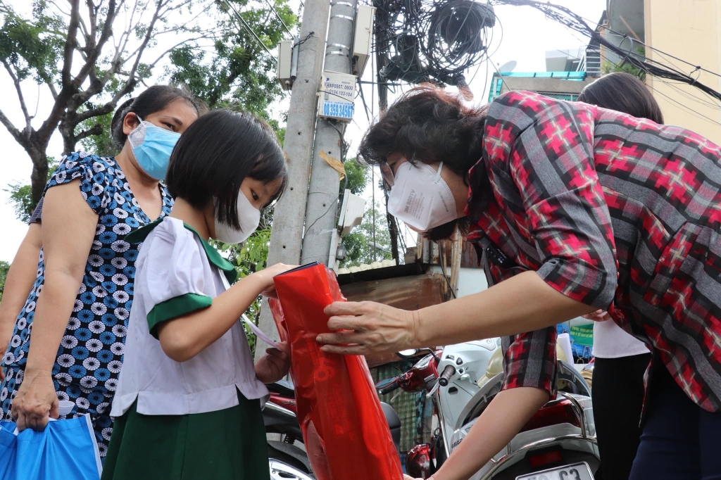 Đoàn trao quà Trung thu cho trẻ em mồi côi vì Covid-19