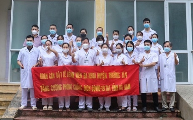 Đoàn cán bộ y tế Bệnh viện đa khoa huyện Thường Tín trước giờ lên đường hỗ trợ tỉnh Hà Nam.