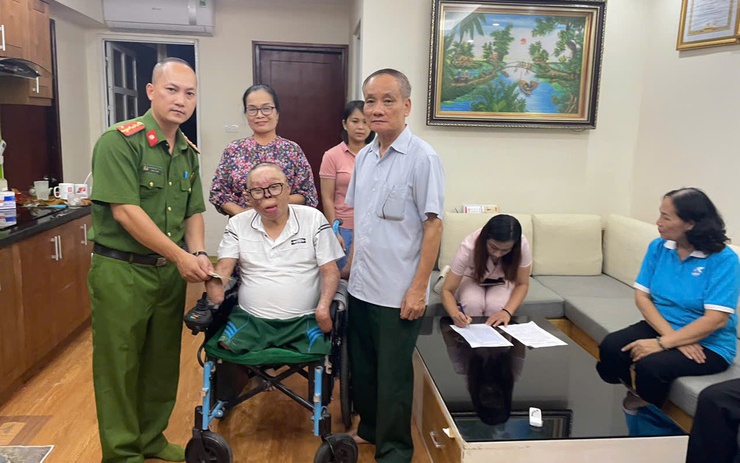 Đoàn thanh niên hỗ trợ trao quà Quốc khánh 2/9 cho người dân