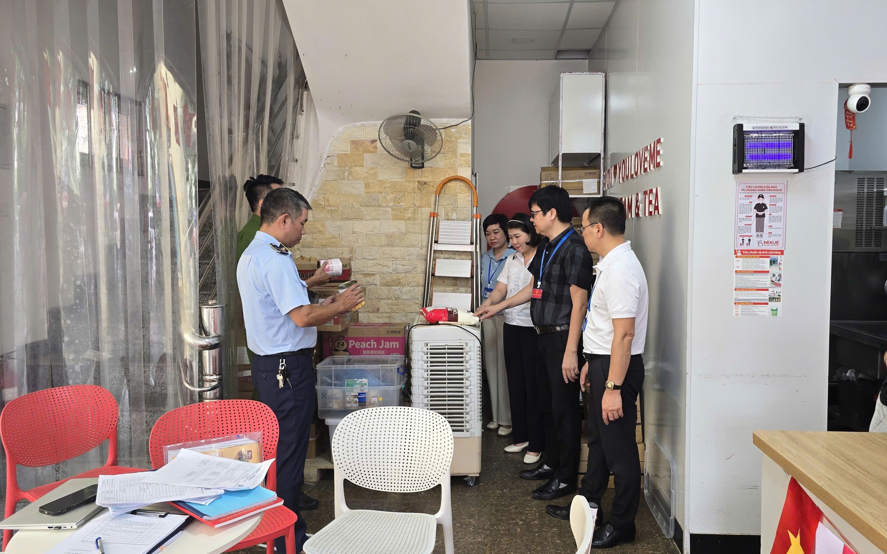 Đoàn kiểm tra của phường kiểm tra an toàn thực phẩm tại các cơ sở trên địa bàn phường Đoàn kiểm tra của phường kiểm tra an toàn thực phẩm tại các cơ sở trên địa bàn phường