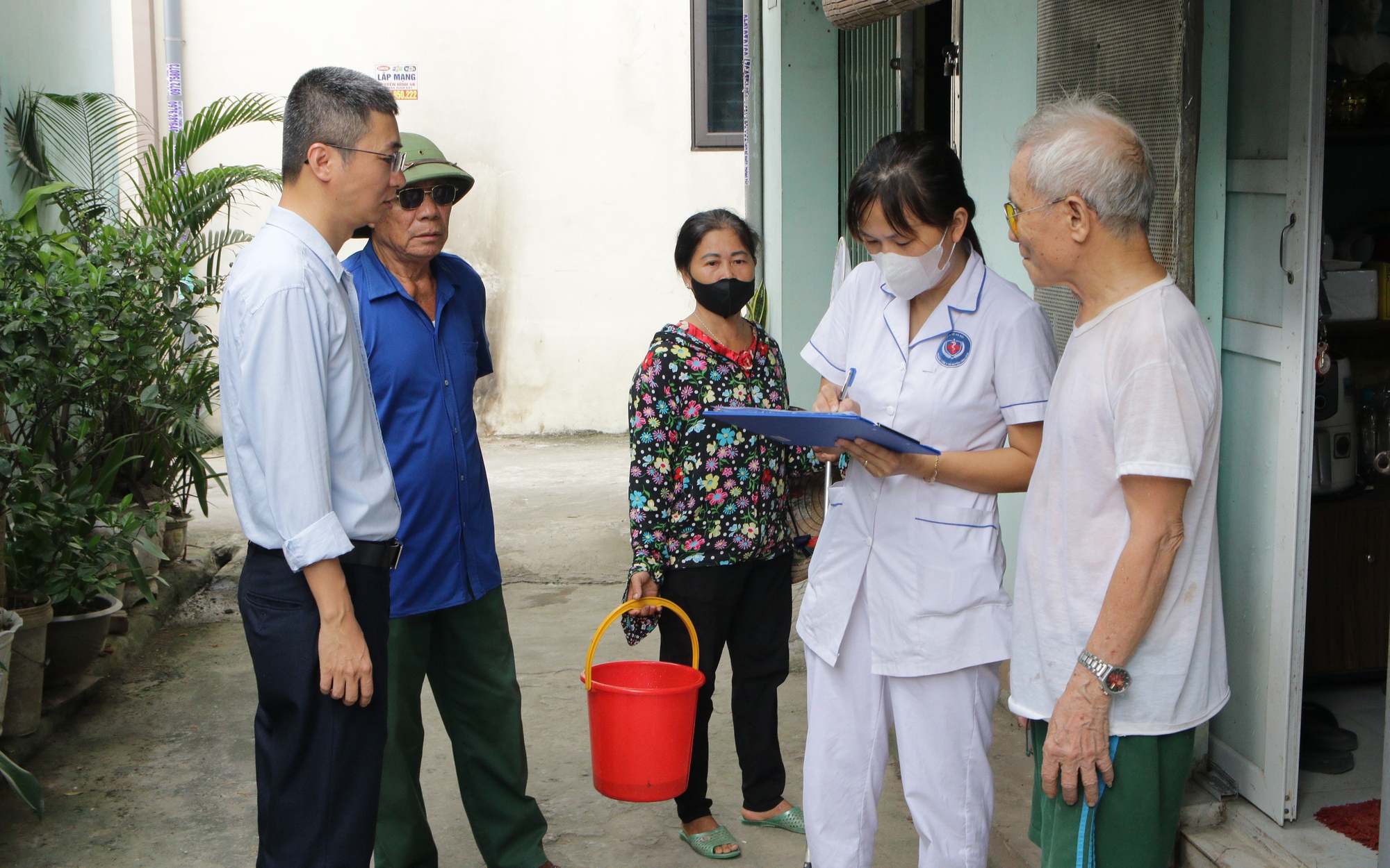 Các trạm Y tế tăng cường giám sát phát hiện bệnh nhân tại cơ sở y tế được phân cấp, trên hệ thống phần mềm và tại cộng đồng. Các trạm Y tế tăng cường giám sát phát hiện bệnh nhân tại cơ sở y tế được phân cấp, trên hệ thống phần mềm và tại cộng đồng.