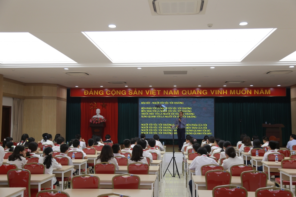Buổi nói chuyện của thầy Đỗ Thái Đăng đã thu hút đông đảo học sinh tham gia