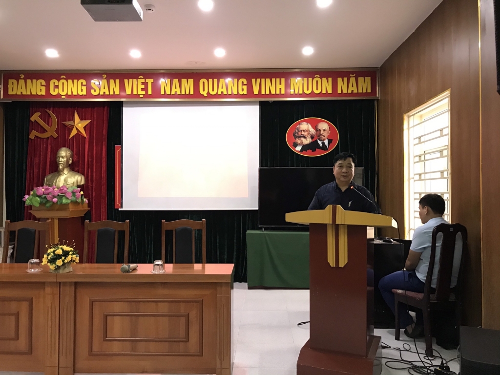 Ông Nguyễn Văn Chí, Phó Chánh văn phòng thường trực, Văn phòng Điều phối chương trình xây dựng Nông thôn mới thành phố Hà Nội phát biểu tại buổi họp báo