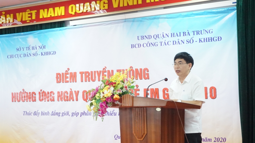 Đồng chí Tạ Quang Huy – Chi cục trưởng Chi cục Dân số - KHHGĐ Hà Nội phát biểu tại Điểm truyền thông hưởng ứng Ngày Quốc tế trẻ em gái