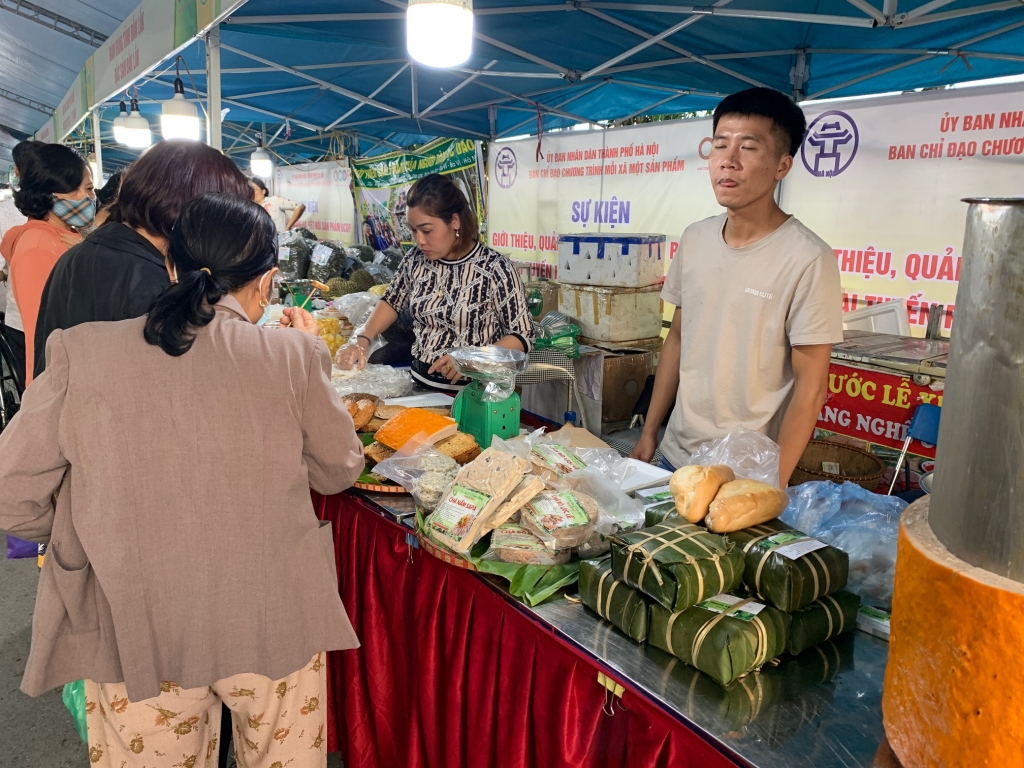 Khai mạc sự kiện giới thiệu, quảng bá, kết nối sản phẩm OCOP và đặc sản các vùng miền gắn với văn hóa các tỉnh đồng bằng sông Hồng