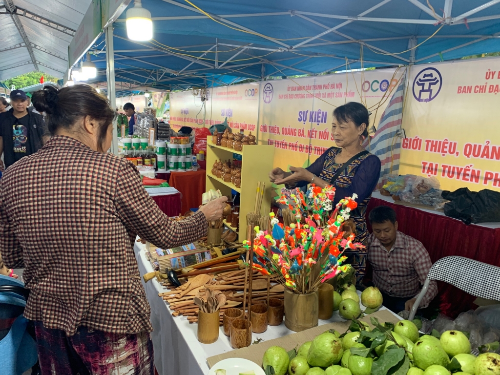 Khai mạc sự kiện giới thiệu, quảng bá, kết nối sản phẩm OCOP và đặc sản các vùng miền gắn với văn hóa các tỉnh đồng bằng sông Hồng