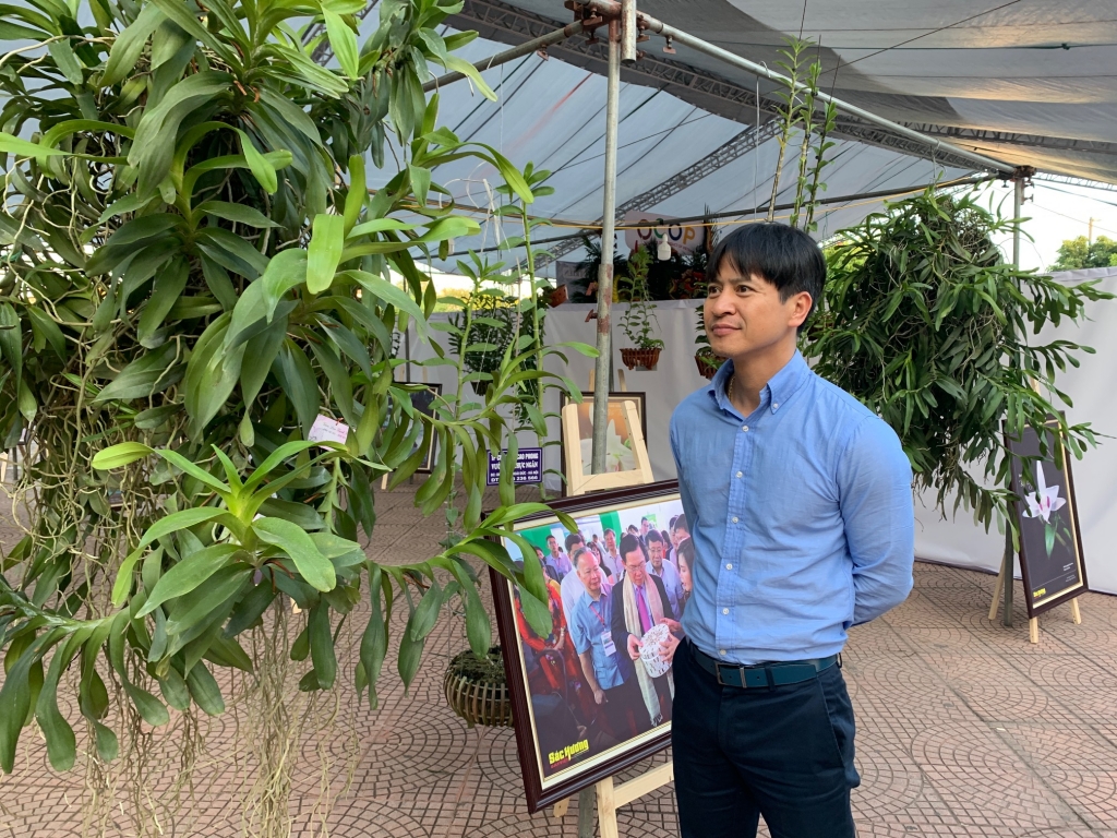 Cục trưởng, Chánh Văn phòng Điều phối nông thôn mới Trung ương Nguyễn Minh Tiến tại Khu trình diễn trên 500 tác phẩm hoa lan