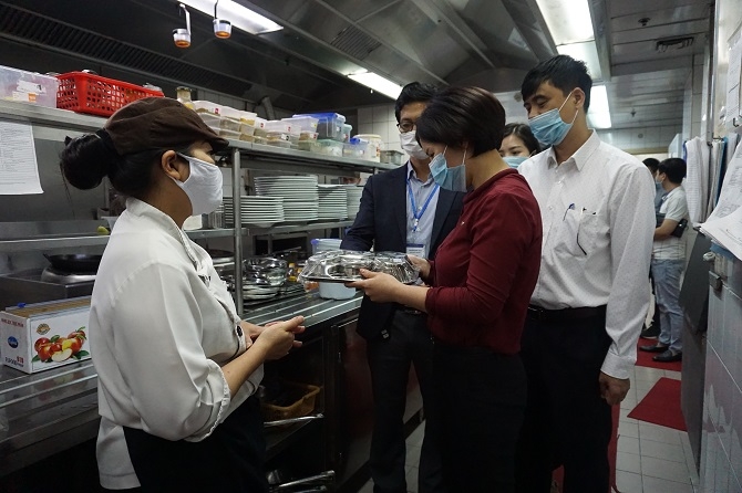 Phó Giám đốc Sở Y tế Hà Nội Trần Thị Nhị Hà kiểm tra khu vực chế biến thực phẩm của khách sạn.
