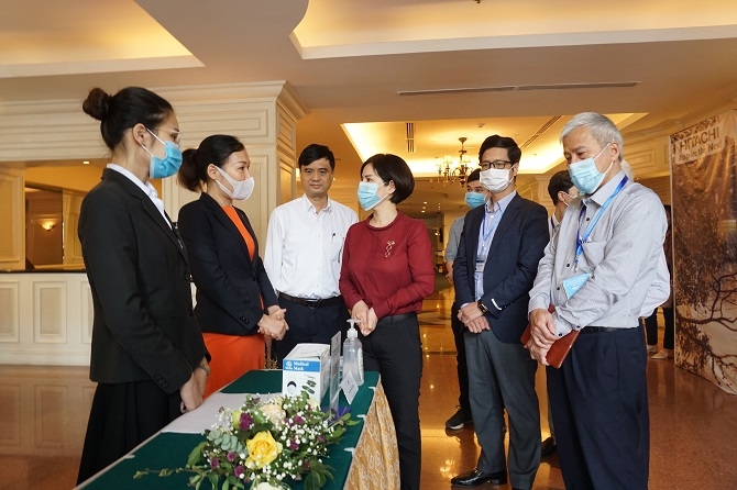 Phó Giám đốc Sở Y tế Hà Nội Trần Thị Nhị Hà kiểm tra công tác tiếp đón tại khách sạn.