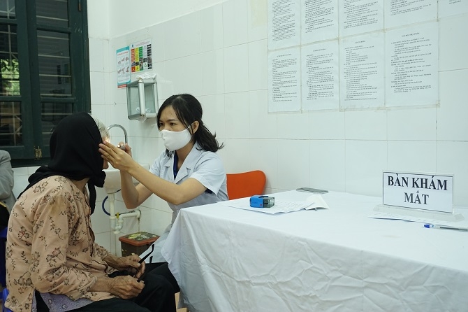 Tổ chức khám bệnh và cấp thuốc miễn phí cho người dân tại Trạm y tế xã Vạn Phúc