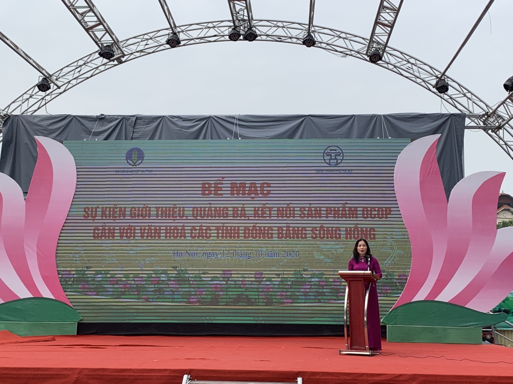 Hoàng Thị Huyền, Phó Chánh chuyên trách Văn phòng điều phối Chương trình xây dựng NTM Thành phố phát biểu tại buổi lễ bế mạc