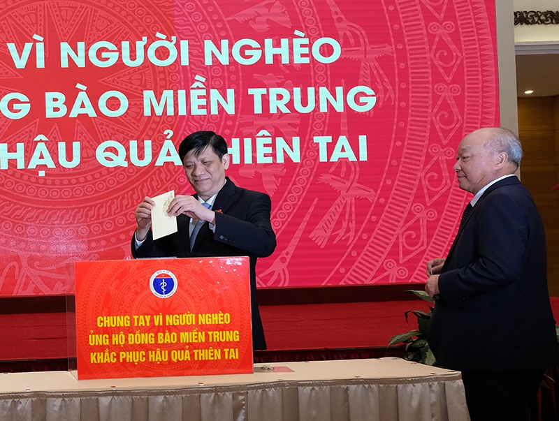 GS.TS Nguyễn Thanh Long- Quyền Bộ trưởng Bộ Y tế; TS Nguyễn Quốc Triệu- Nguyên Bộ trưởng Bộ Y tế ủng hộ đồng bào miền trung khắc phục hậu quả thiên tai