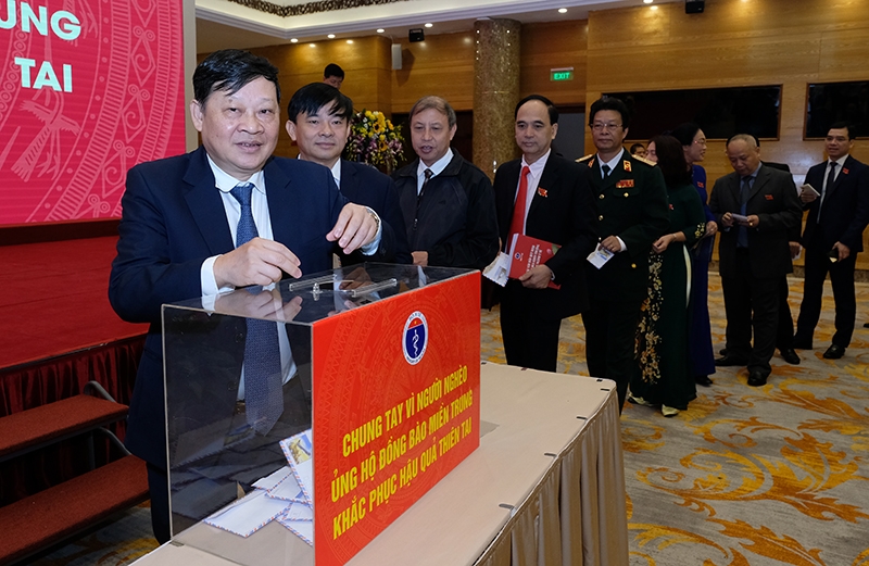 Các đại biểu tham dự Đại hội Thi đua yêu nước ngành y tế lần thứ VII ủng hộ đồng bào miền trung khắc phục hậu quả thiên tai