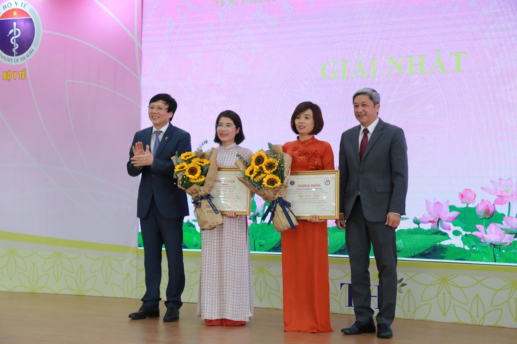 Thứ trưởng Bộ Y tế Nguyễn Trường Sơn và ông Hồ Quang Lợi - Phó Chủ tịch thường trực Hội Nhà báo Việt Nam trao giải cho các tác giả.