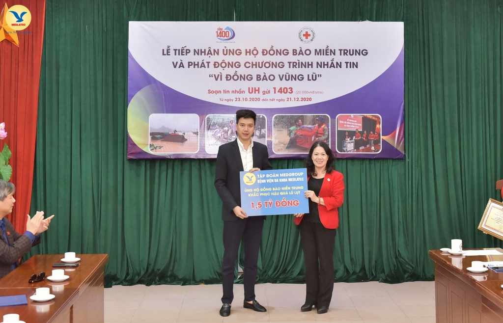 Tổng Giám đốc MED Group - Nguyễn Trí Anh trao số tiền ủng hộ đồng bào vùng lũ, Chủ tịch Hội Chữ thập đỏ Việt Nam - PGS. TS Nguyễn Thị Xuân Thu đại diện nhận