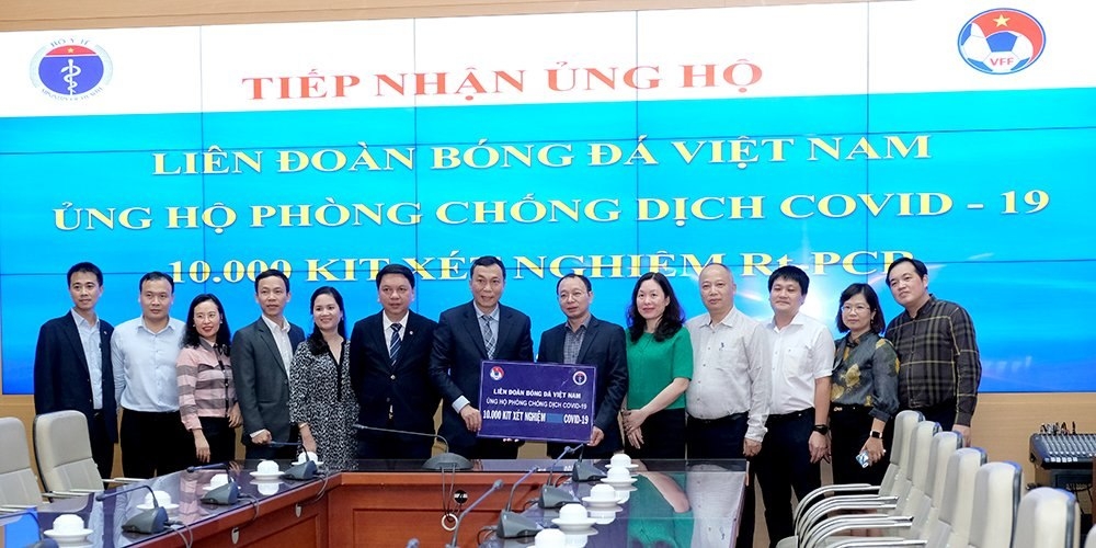 Bộ Y tế tiếp nhận tài trợ của Liên Đoàn bóng đá Việt Nam cho công tác phòng, chống dịch Covid-19