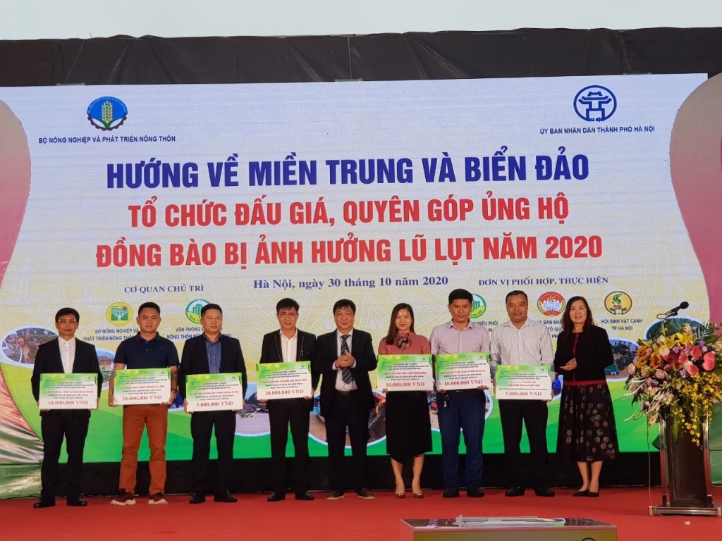 Phó Chánh Văn phòng Thường trực Văn phòng Điều phối xây dựng Nông thôn mới Hà Nội Nguyễn Văn Chí và các đơn vị ủng hộ miền Trung