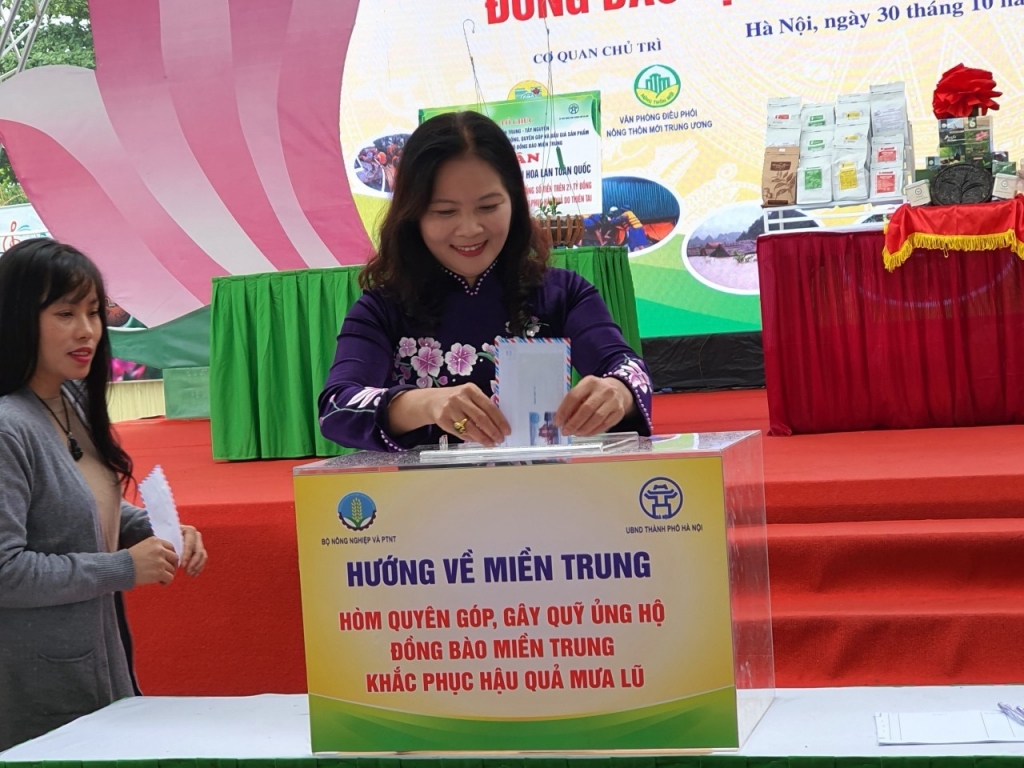 Bà Hoàng Thị Huyền, Phó Chi cục trưởng Chi cục Phát triển nông thôn tham gia quyên góp ủng hộ đồng bào lũ lụt miền Trung- Tây Nguyên.