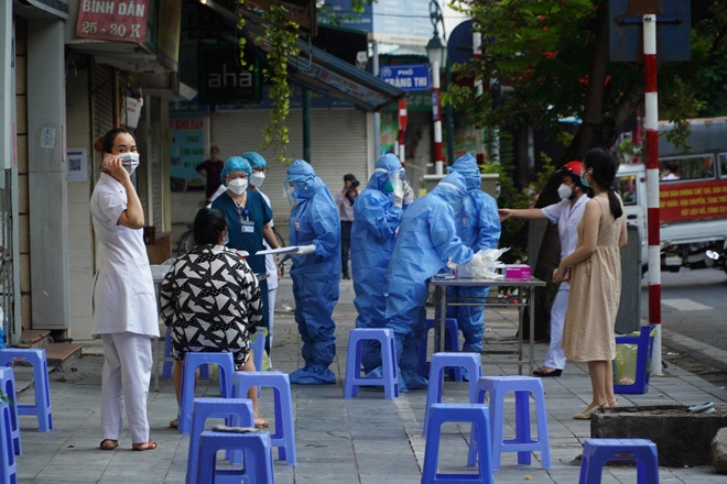 Lấy mẫu xét nghiệm cho người bệnh, người nhà người bệnh tại Bệnh viện Hữu Nghị Việt Đức 