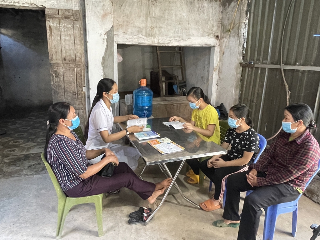 Một gia đình tiêu biểu thực hiện tốt chính sách dân số, trẻ em gái chăm ngoan học giỏi tại xã Hồng Hà, huyện Đan Phượng