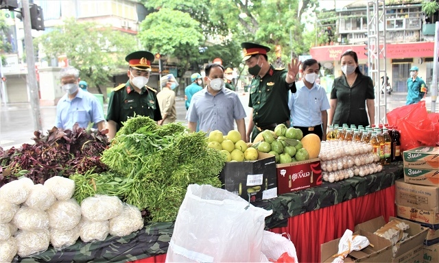 Lãnh đạo quận Hai Bà Trưng kiểm tra công tác cung cấp thực phẩm thiết yếu đảm bảo an toàn, chất lượng cho người dân trên địa bàn trong mùa dịch Covid-19. 