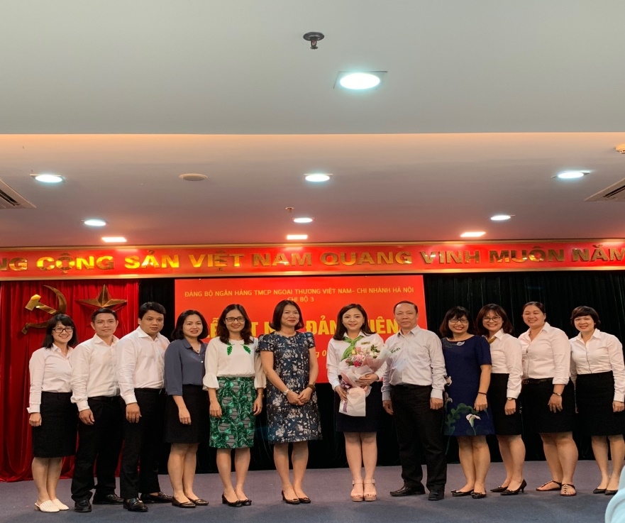 Công tác xây dựng Đảng tại cơ sở, công tác bồi dưỡng phát triển Đảng viên trẻ tại Vietcombank Chi nhánh Hà Nội.