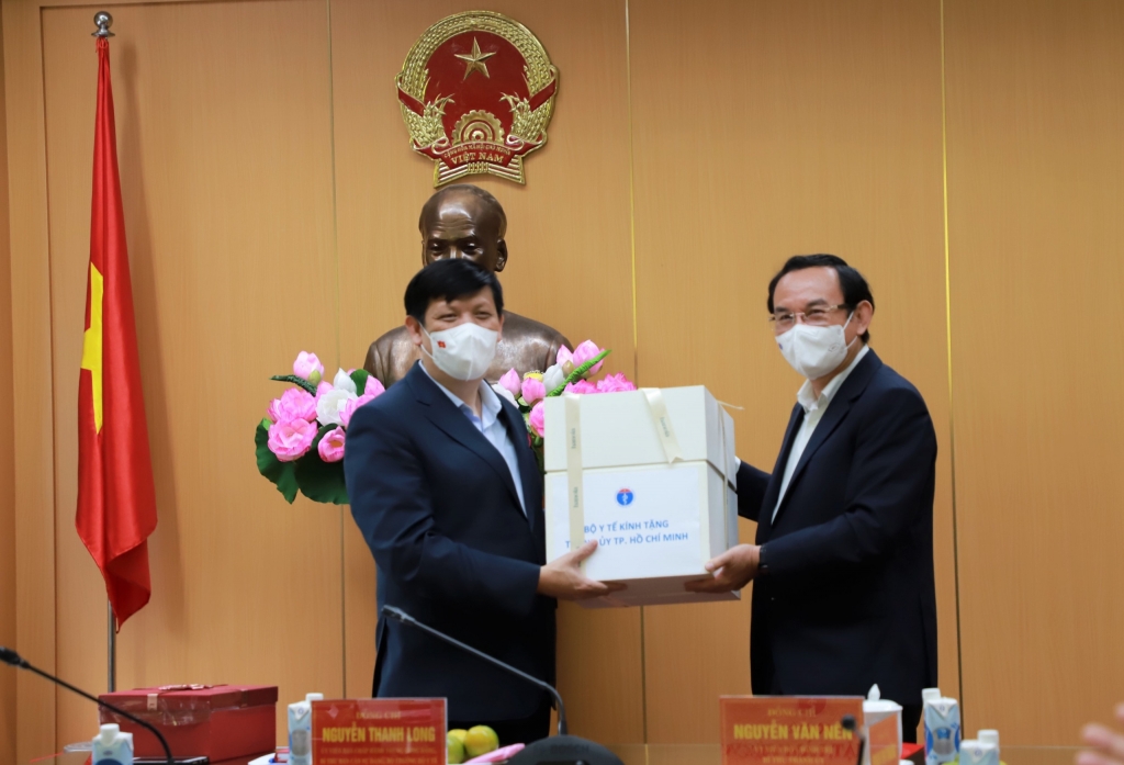 Bí thư Thành ủy TP HCM Nguyễn Văn Nên tri ân các thầy thuốc tham gia hỗ trợ chống dịch