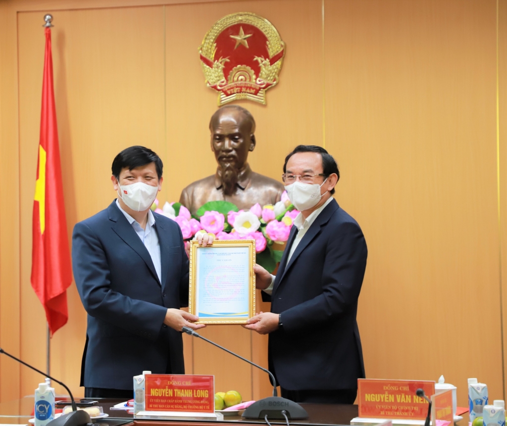 Bí thư Thành ủy TP HCM Nguyễn Văn Nên tri ân các thầy thuốc tham gia hỗ trợ chống dịch