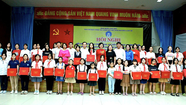 Quận Long Biên biểu dương 80 trẻ em gái chăm ngoan học giỏi