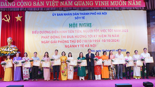 Các cá nhân đại diện cho 176 gương “Người tốt, việc tốt” cấp ngành năm 2023 được biểu dương, khen thưởng tại hội nghị.