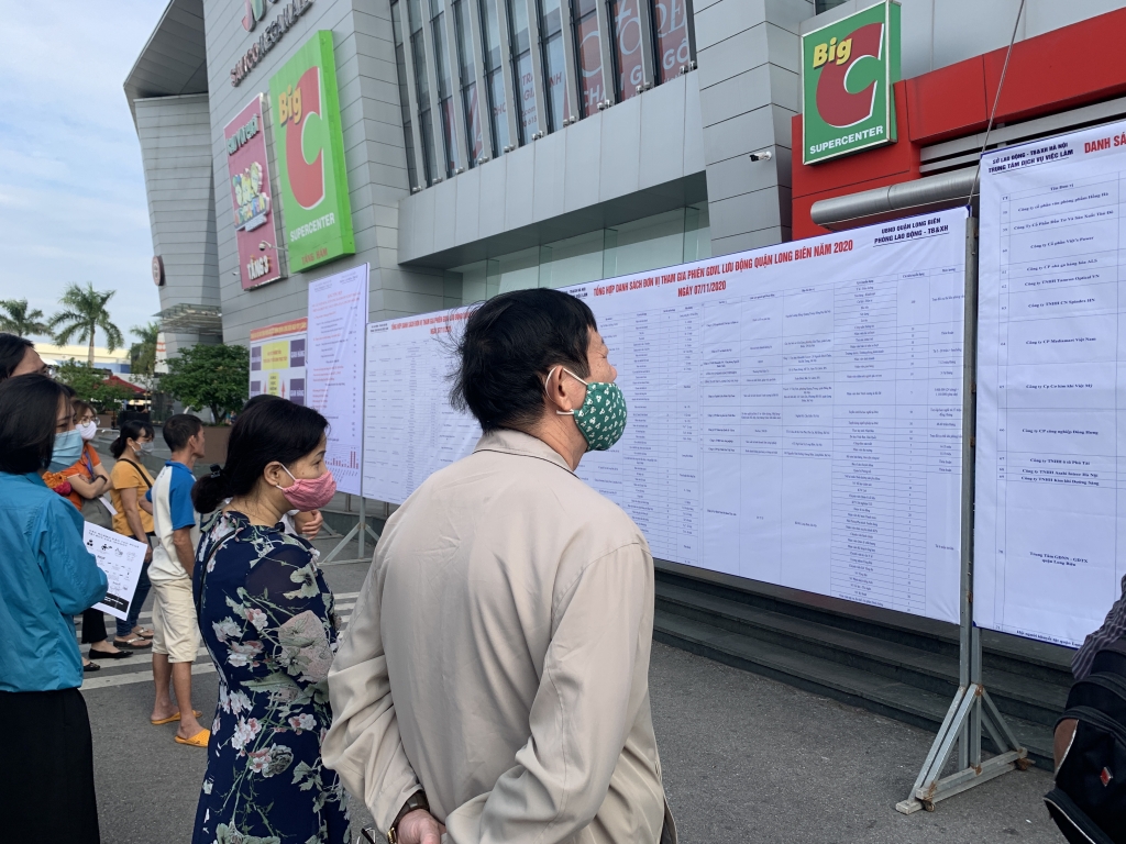 Đông đảo lao động tham dự phiên giao dịch việc làm tại quận Long Biên.