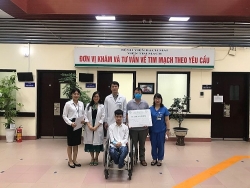 Khám sức khỏe tổng quát miễn phí cho sinh viên Tất Minh, chàng trai 10 năm đến trường trên đôi chân của bạn