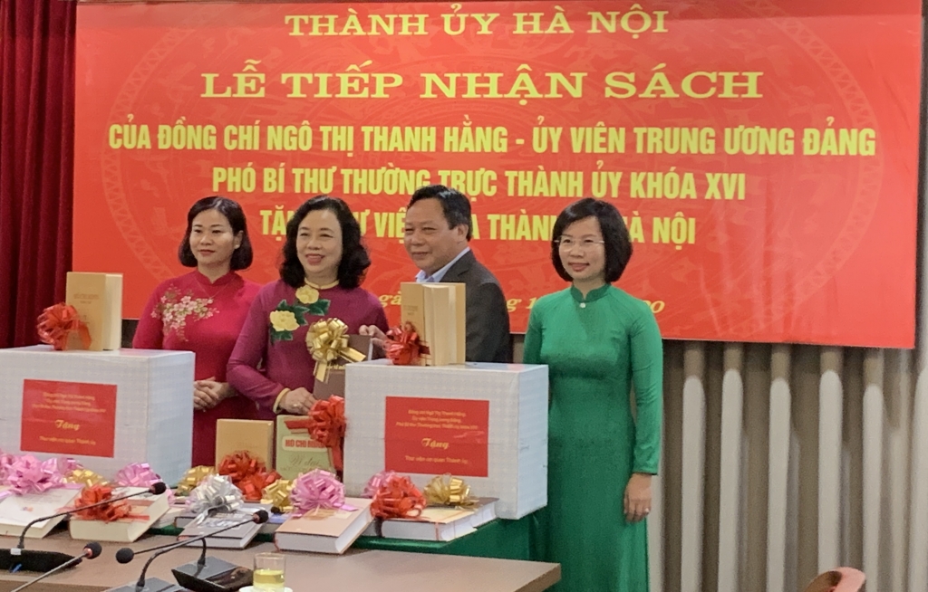 đồng chí Ngô Thị Thanh Hằng, Ủy viên Trung ương Đảng, Phó Bí thư Thường trực Thành ủy Hà Nội trao tặng sách cho Thư viện Thành Uỷ Hà Nội