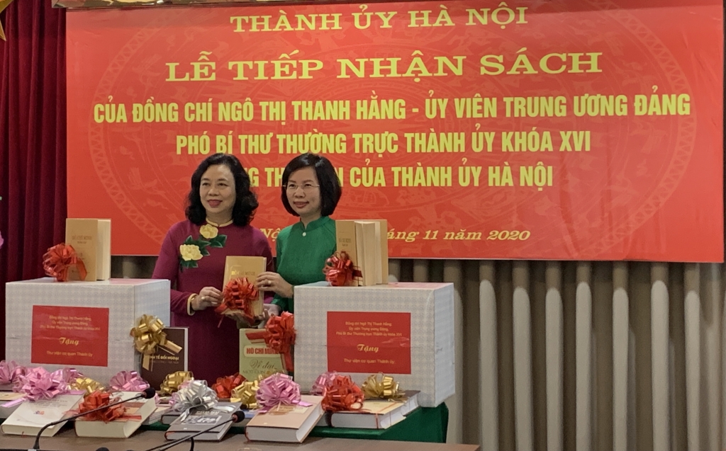 Đồng chí Ngô Thị Thanh Hằng, Ủy viên Trung ương Đảng, Phó Bí thư Thường trực Thành ủy Hà Nội trao tặng sách cho Thư viện Thành Uỷ Hà Nội