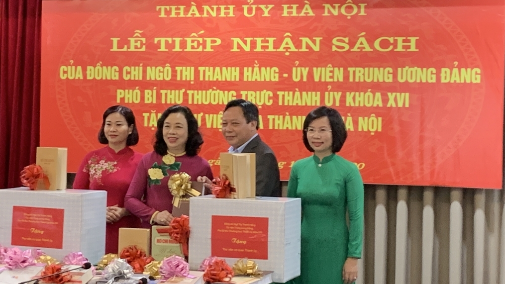 Phó Bí thư Thường trực Thành ủy Hà Nội khoá XVI Ngô Thị Thanh Hằng trao tặng sách cho thư viện của Thành ủy