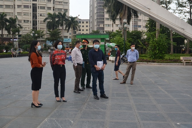 TS Trần Thị Nhị Hà, Phó Giám đốc Sở Y tế Hà Nội cùng đoàn kiểm tra tại công viên Hoà Bình (Bắc Từ Liêm, Hà Nội)