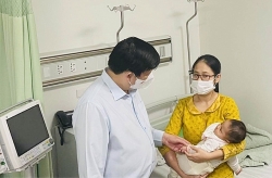 Tập trung theo dõi sức khỏe các trẻ em gặp sự cố tiêm chủng