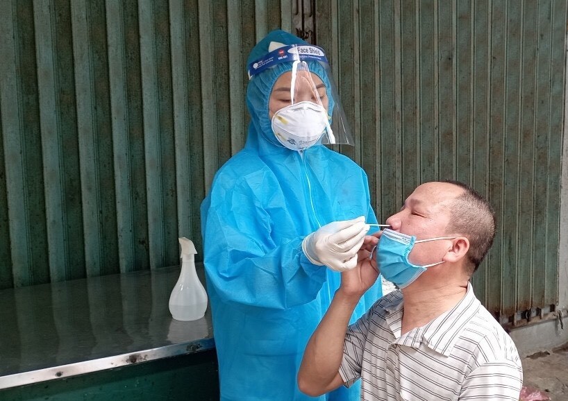 Cán bộ y tế TTYT huyện Quốc Oai lấy mẫu xét nghiệm SARS-CoV-2 cho người dân trên địa bàn.