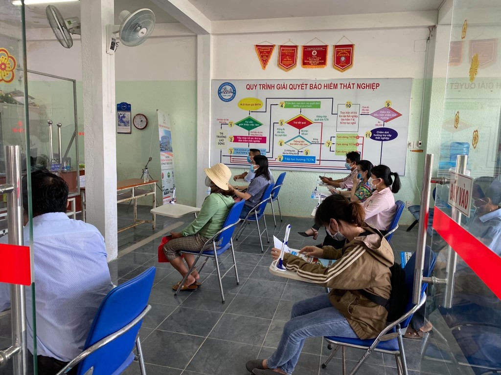 Trung tâm dịch vụ việc làm Vĩnh Long tư vấn người lao động làm thủ tục hưởng bảo hiểm thất nghiệp