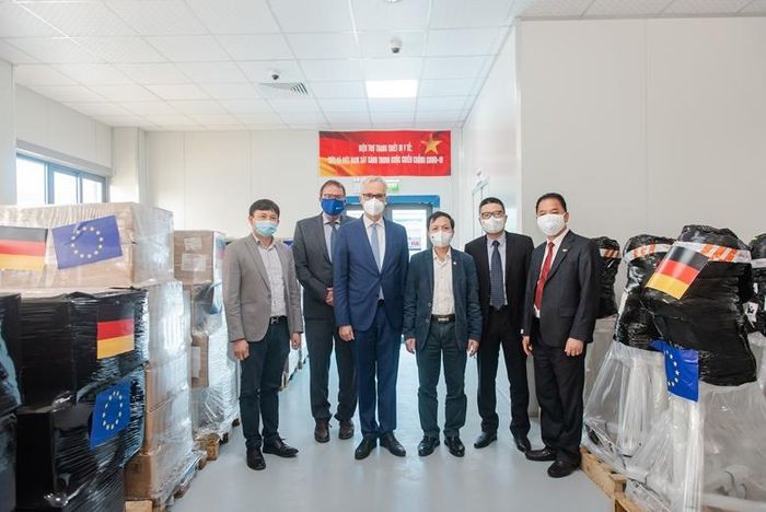 CHLB Đức tiếp tục hỗ trợ Việt Nam nhiều thiết bị y tế phòng chống dịch bệnh Covid-19