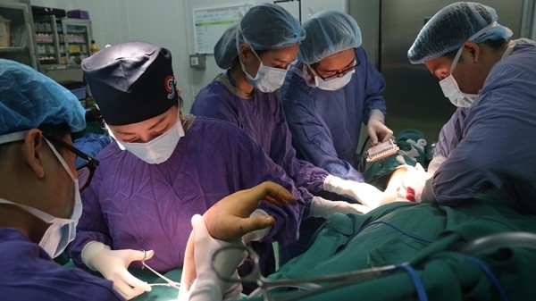 Áo chống nắng vướng vào xe máy, cô gái bị đứt lìa cánh tay