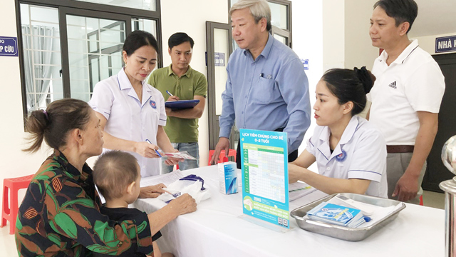 Chủ động đưa trẻ đi tiêm chủng vắc xin sởi đầy đủ, đúng lịch