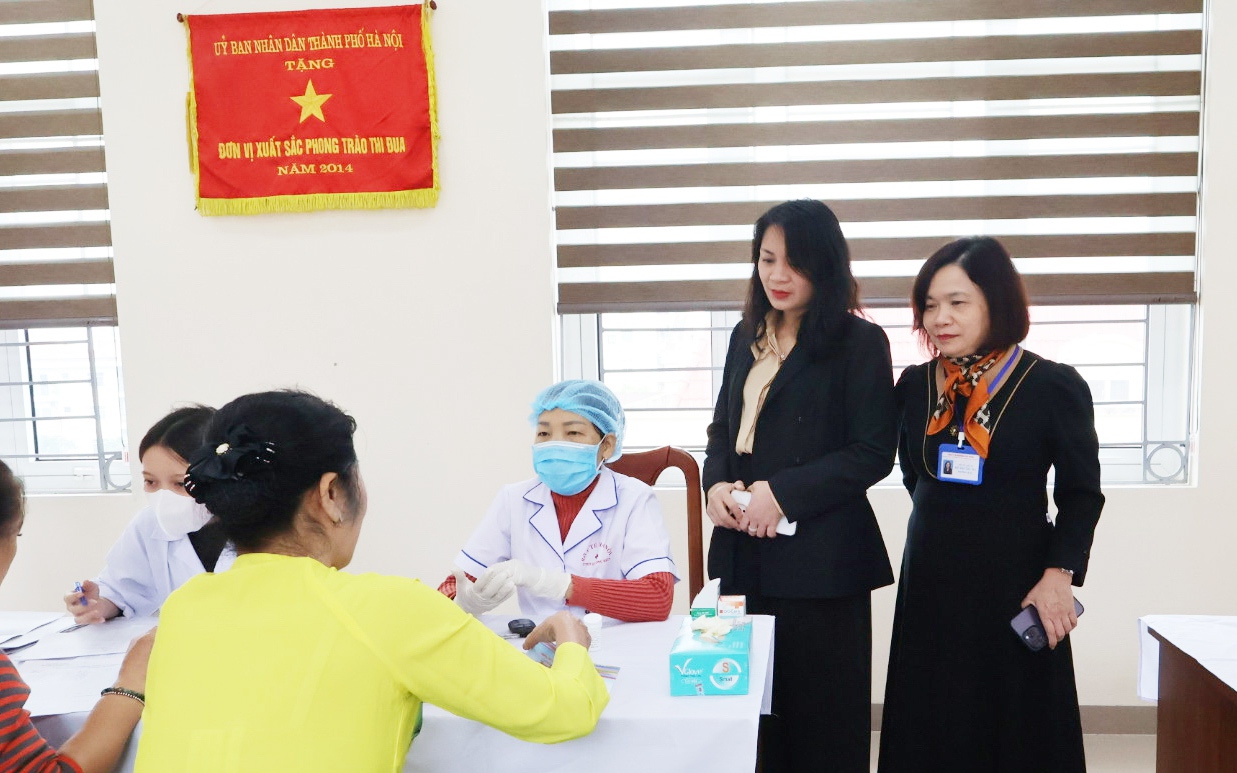 Đồng chí Nguyễn Thanh Thủy, Phó Chủ tịch UBND phường Việt Hưng cùng Bác sĩ Đỗ Thị Thu Hà - Trưởng Trạm Y tế phường kiểm tra công tác xét nghiệm đường huyết, tính chỉ số BMI miễn phí cho người dân tại Chương trình