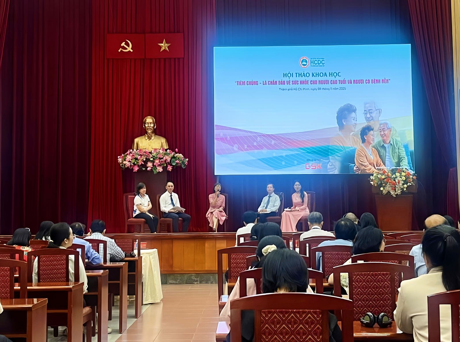 Các chuyên gia y tế tham gia trao đổi tại Hội thảo “Tiêm chủng - Lá chắn bảo vệ sức khỏe người cao tuổi và người có bệnh nền”. 